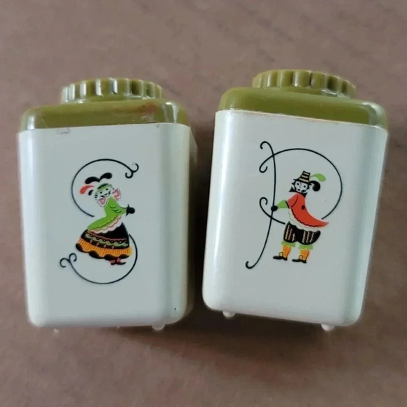 Vintage 70's Dutch Salt & Pepper Shakers Retro Mid Century Plastic Avocado Lids - Picture 1 of 12